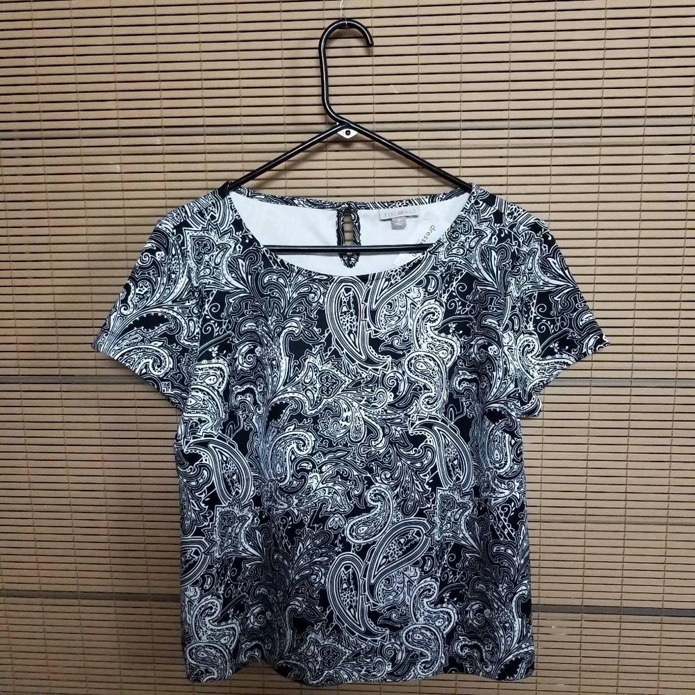 ROZ & Ali Black & White Pattern Blouse SIZE: M